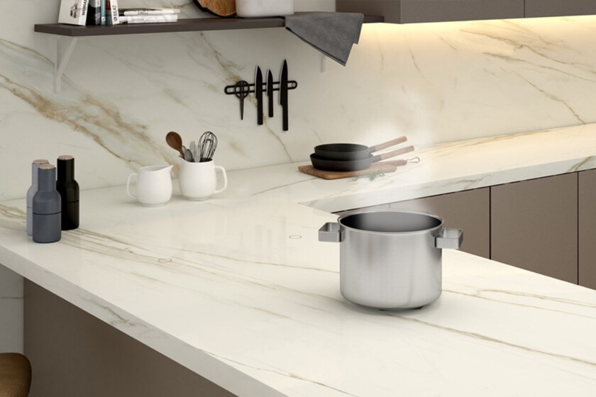 Pensaba que en mi cocina no cabía un capricho más. Hasta que inventaron la placa de inducción invisible