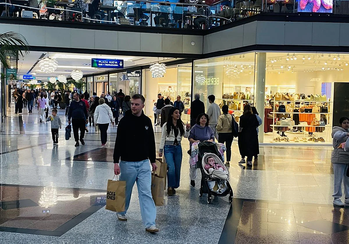 La Semana Santa se vive también en La Cañada, el gran punto de encuentro de Marbella