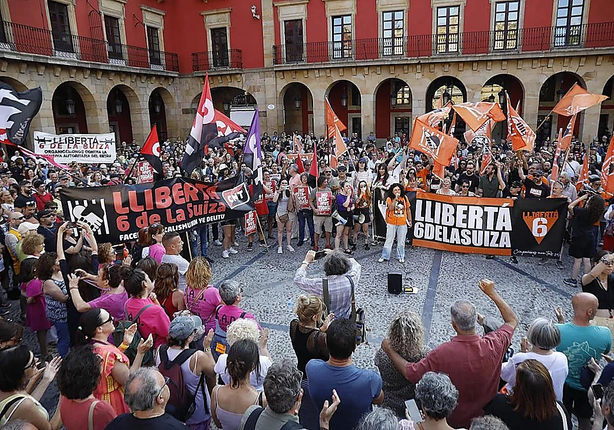 El Gobierno indulta a 'Las seis de La Suiza': «Es una condena inapropiada en una democracia»