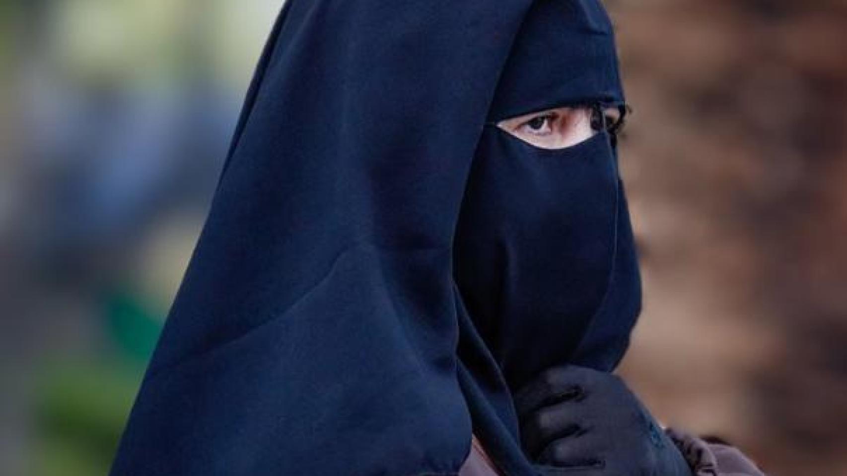 Vox "prohíbe" el burka en los edificios públicos de Molina de Segura con el voto del PP y el PSOE estalla: "Las estigmatizan"