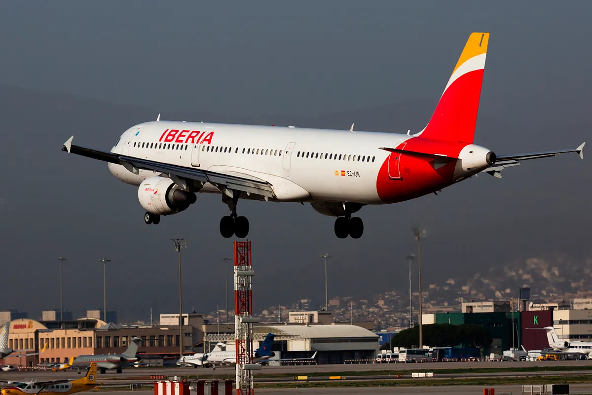 Iberia y los sindicatos pactan la salida de 996 empleados