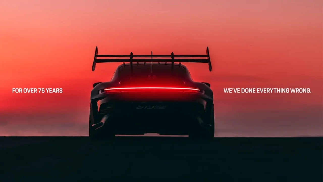 Porsche se lanza un dardo a sí misma con ironía… y, aun así, tiene todo el sentido