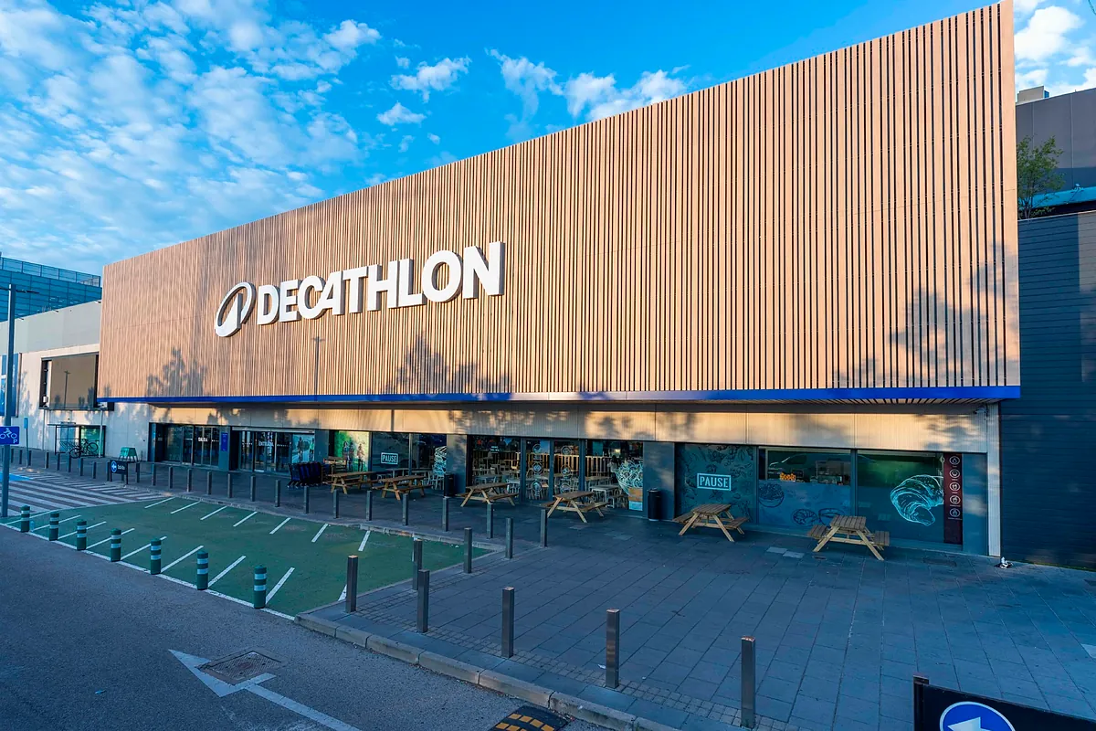 La CNMC detecta riesgos para la competencia en la compra de Intersport por parte de Decathlon