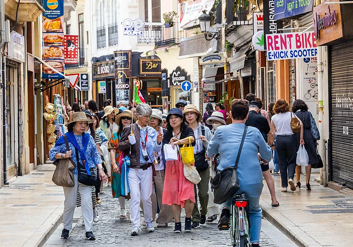 Hereu augura una «magnífica» Semana Santa con un ojo en los flujos turísticos por la guerra
