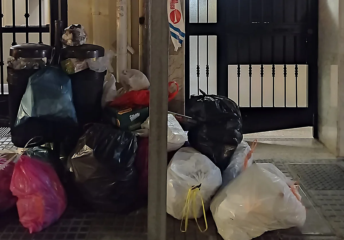 Elderly Malaga resident cannot get home due to garbage bags pile