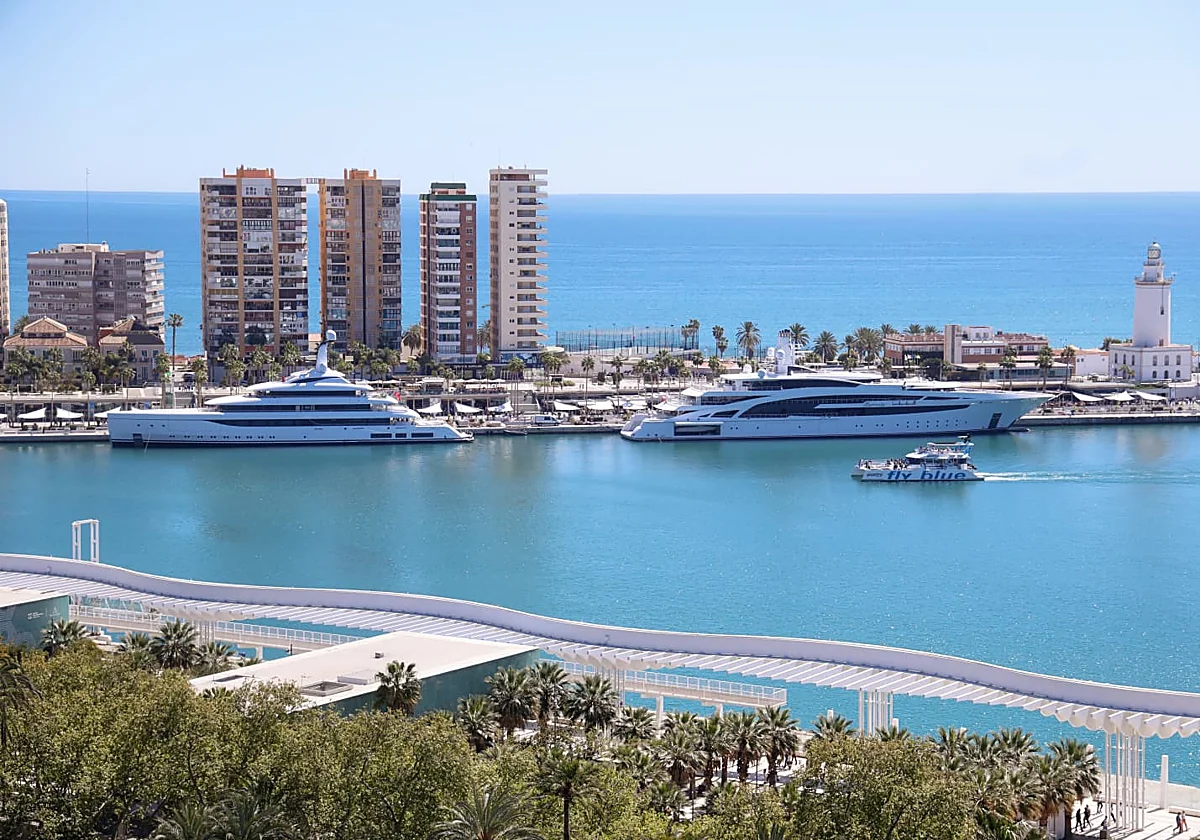 La marina de megayates se llena para conocer la Semana Santa de Málaga