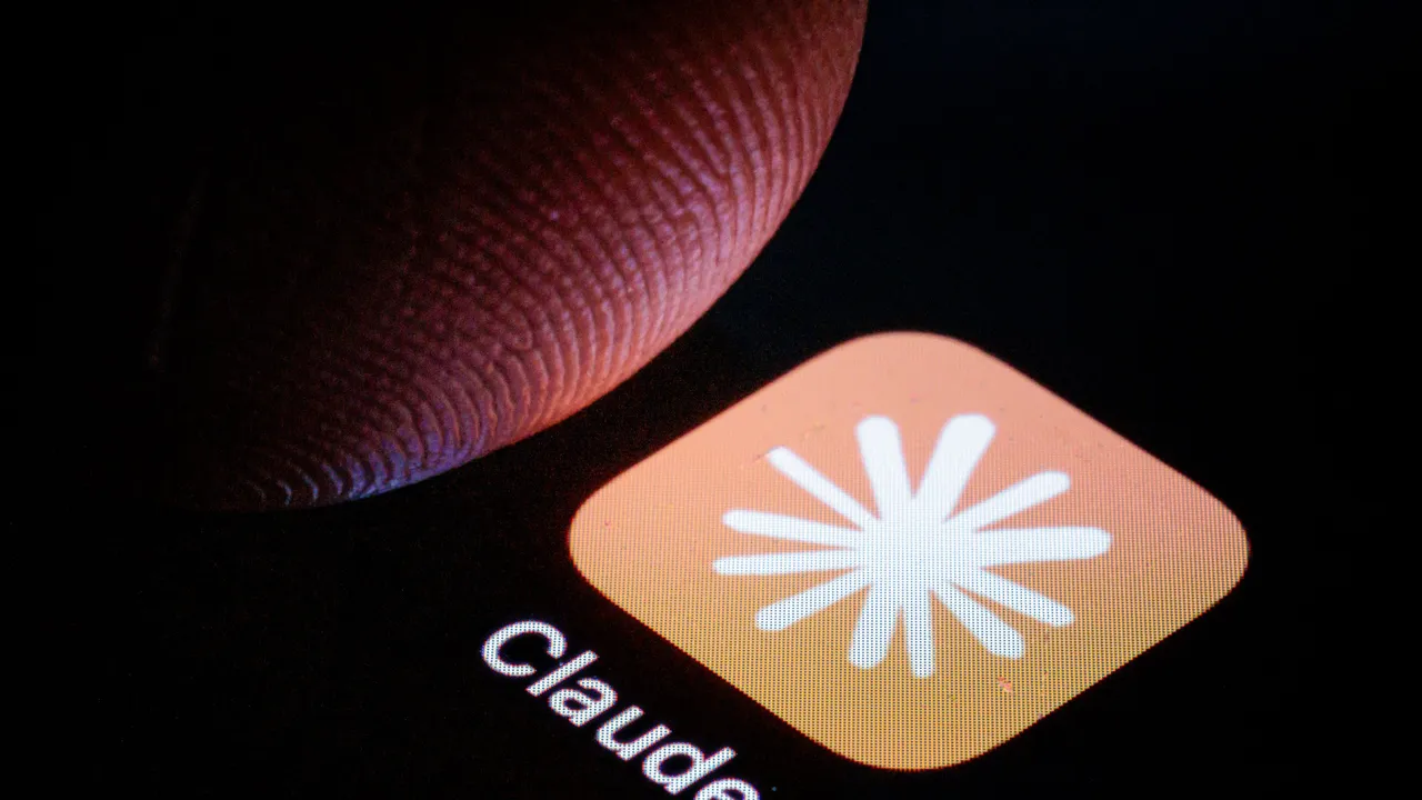 Un error de Anthropic revela funciones inéditas de Claude Code, su asistente de programación