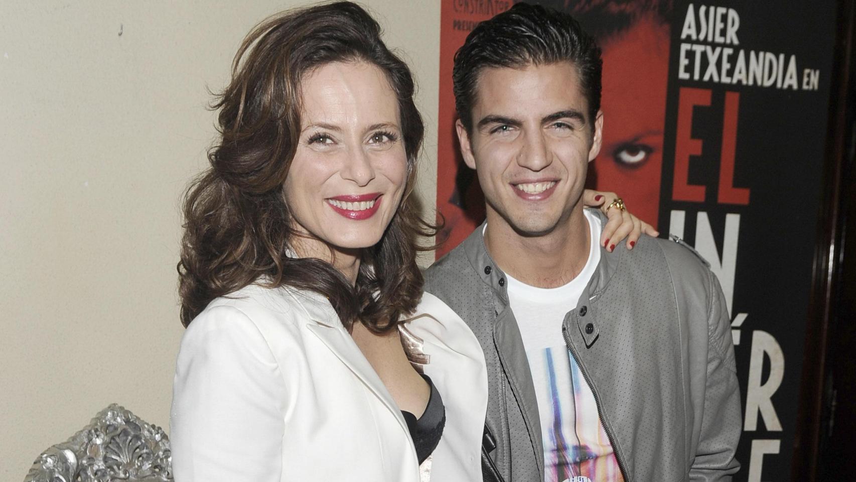 Aitana Sánchez-Gijón y Maxi Iglesias, el romance inesperado que ha sorprendido a todos: las fotos de sus apasionados besos