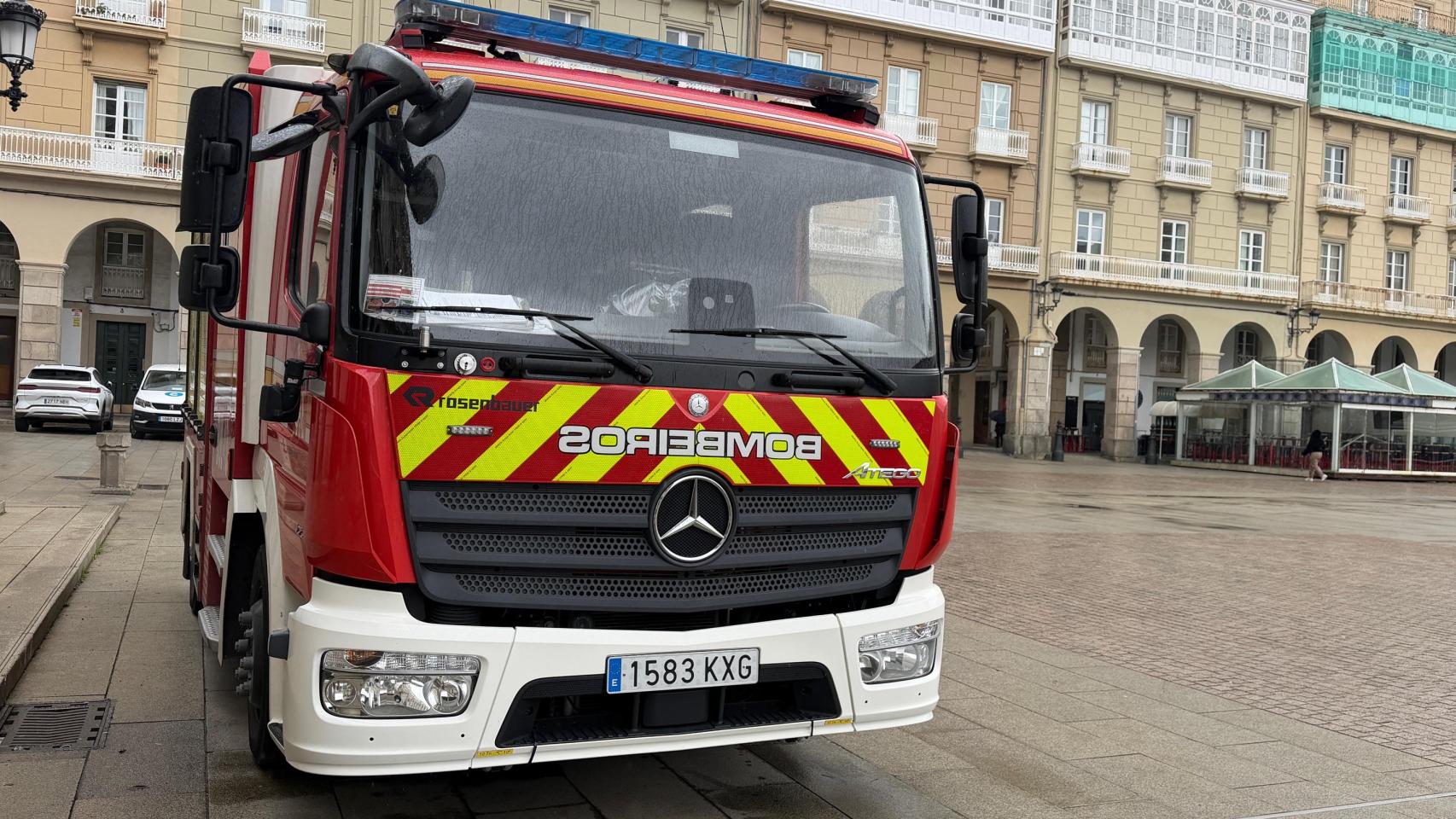 Un congelador dañado, balance del incendio nocturno de ayer en Os Castros, en A Coruña