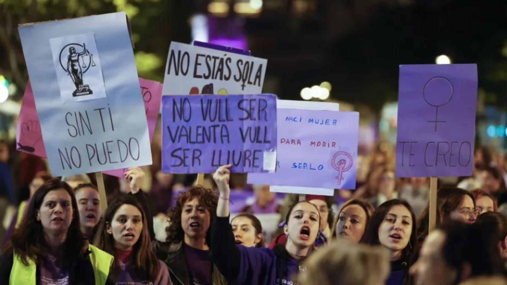 Más de 100 víctimas de violencia de género por agente: la Policía denuncia el abandono de Marlaska a las mujeres