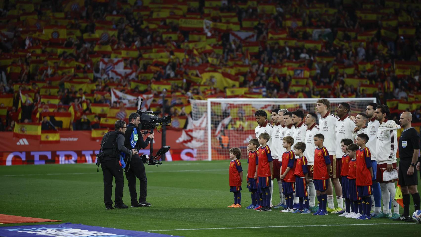 La Selección en Barcelona, una victoria ante los 'indepes' y un foco polémico entre cánticos racistas y gritos contra Sánchez