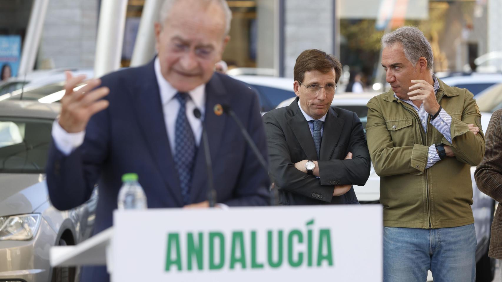 Martínez Almeida entra en la guerra del AVE: "Merece la pena venir a Málaga aunque sea andando"