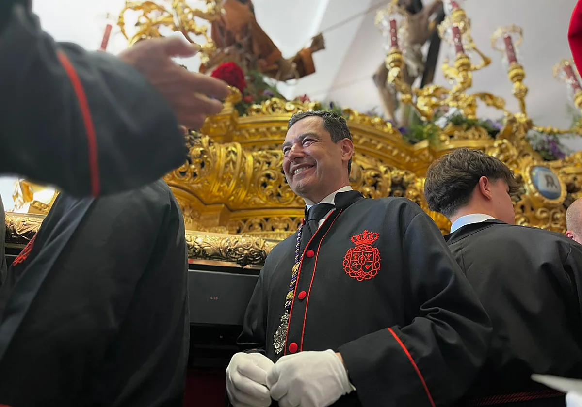 Juanma Moreno, «preparado y nervioso» ante el trono del Cristo de la Exaltación
