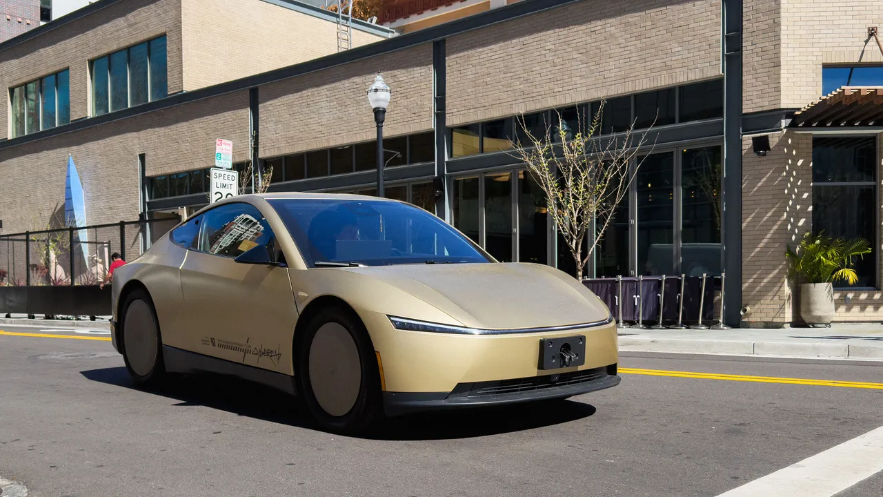 Tesla admite que sus robotaxis a veces son conducidos por humanos a distancia