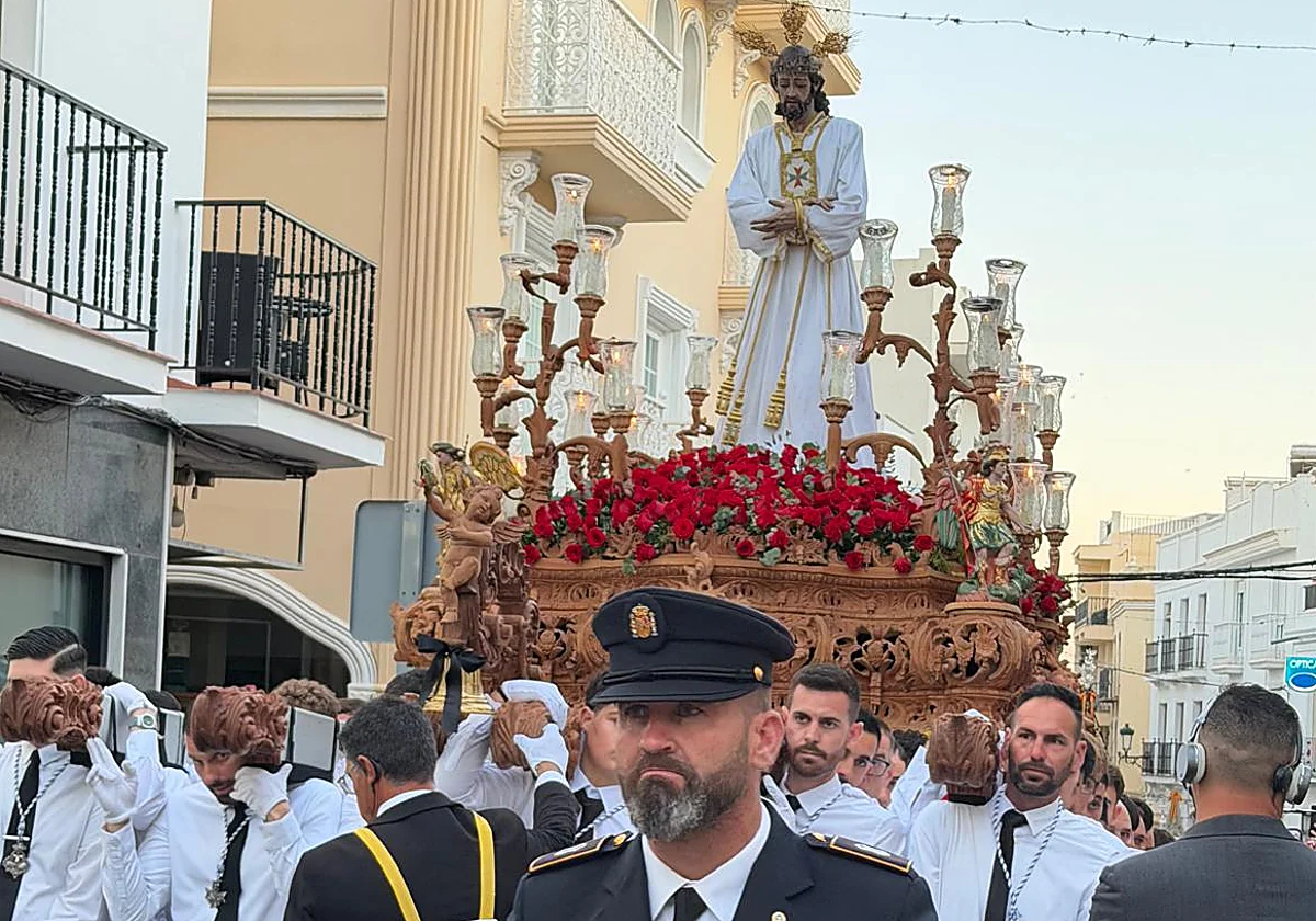 El Cautivo y la Virgen de los Desamparados brillan en un multitudinario Miércoles Santo en Nerja