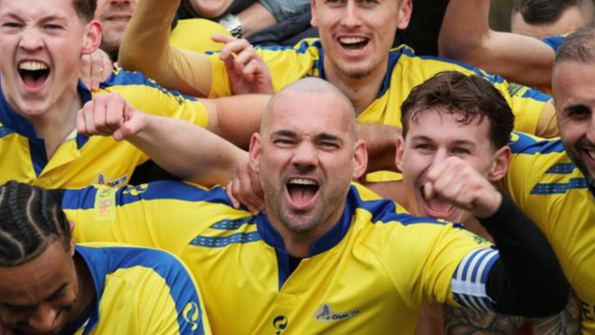 Un cambiado Sneijder regresa al fútbol siete años después