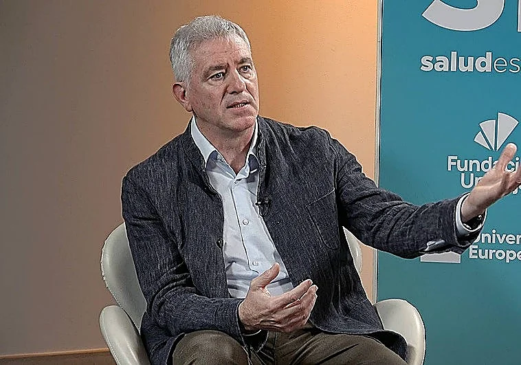 Malaga doctor promotes pioneering technique to help children with droopy eyelid condition