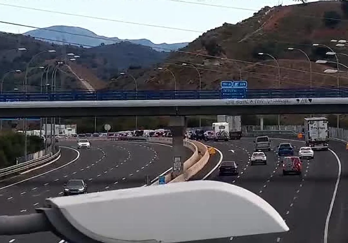 El vuelco de un tráiler deja un herido y obliga a cortar la A-7 a la altura de Campanillas