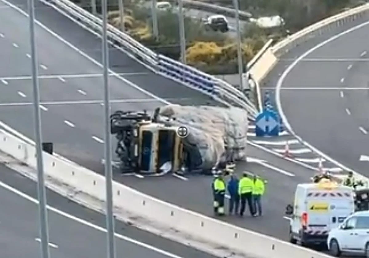 Malaga 112: trailer overturns on A-7 road, injuring driver and forcing road closure
