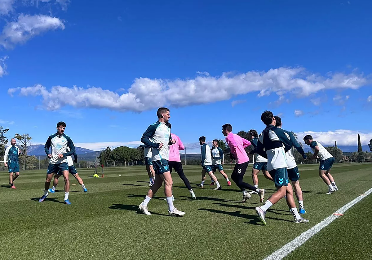 El Málaga se ejercita en Gerona y vela armas para la cita crucial del sábado en Riazor
