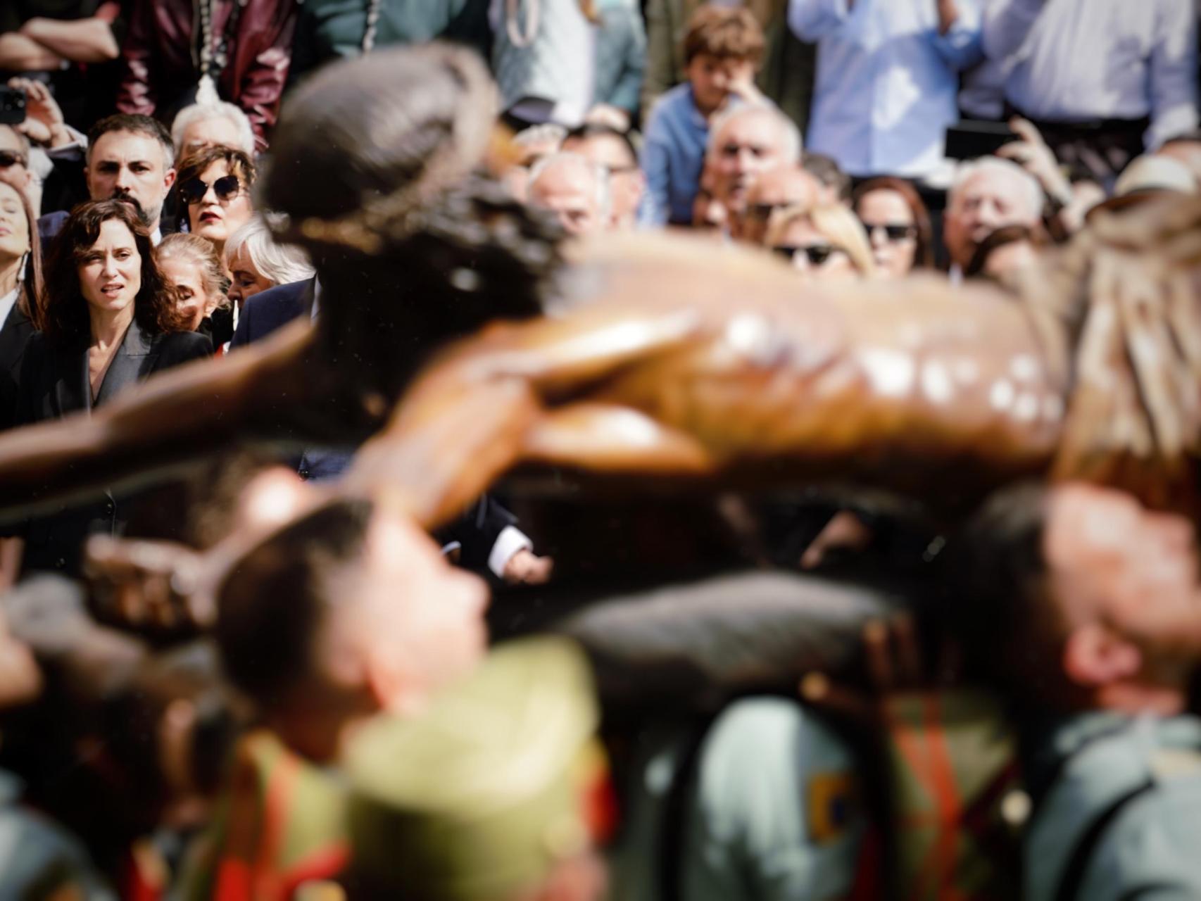 Isabel Díaz Ayuso disfruta del clásico traslado del Cristo de la Buena Muerte: cantó 'El novio de la muerte' con la Legión