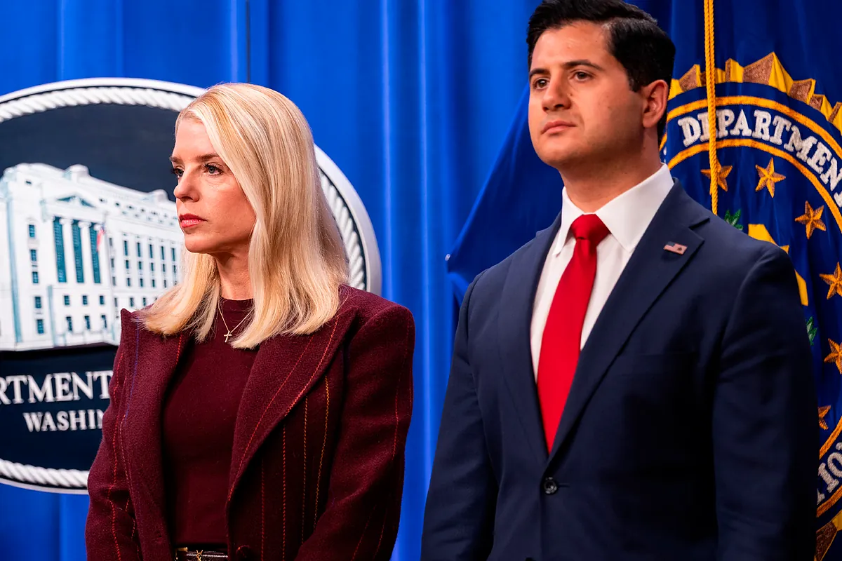Trump destituye a la fiscal general Pam Bondi