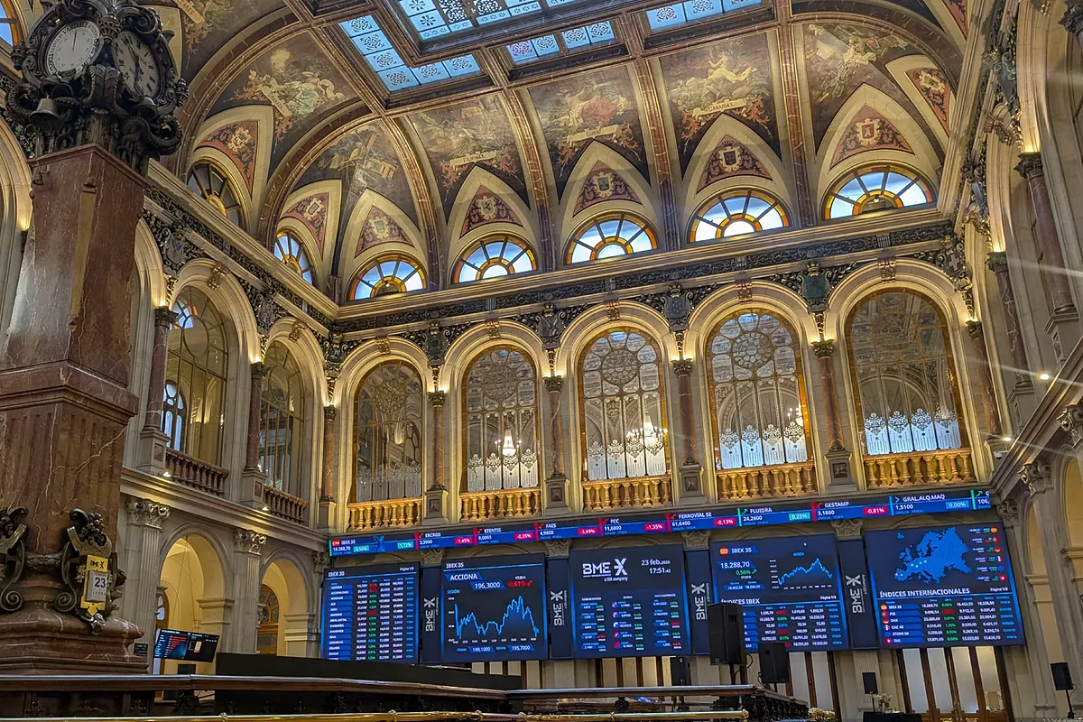 Los bajistas se juegan 323 millones contra Indra en Bolsa