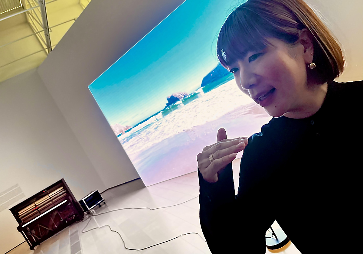 Peces, frutas y goteras 'tocan' la sinfonía plástica de Yuko Mohri