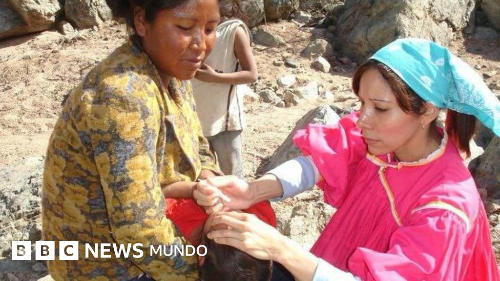 La inspiradora historia de Julia Paredes, la enfermera que llevó vacunas a comunidades remotas de México durante 30 años
