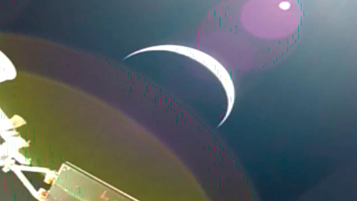 Cortan la emisión de Artemis II rodeados de unos destellos y llegan las conspiraciones: "¿Extraterrestres?"