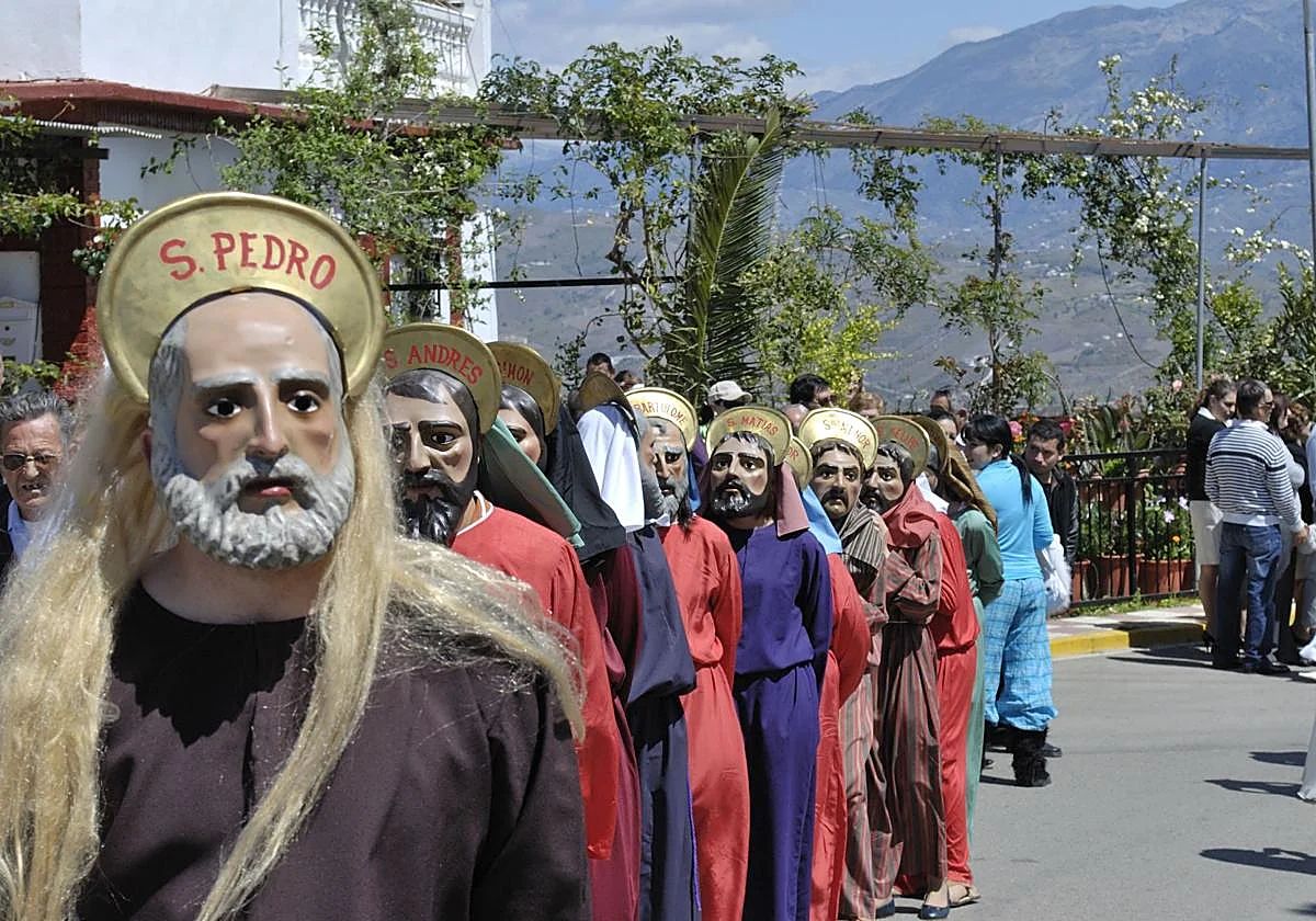 Las costumbres más curiosas del Domingo de Resurrección en Málaga: desde un toro de cuerda hasta la quema de un muñeco gigante