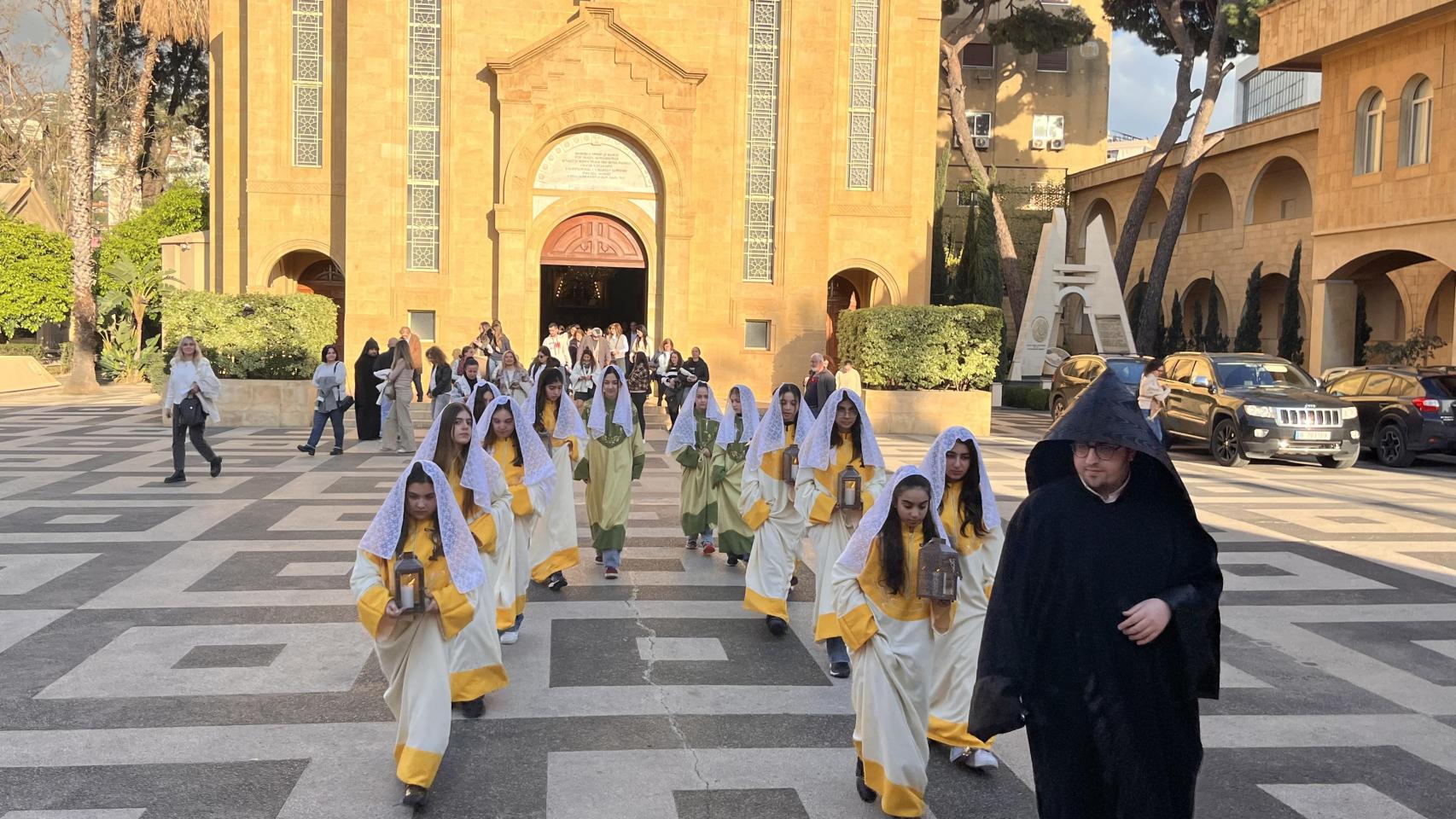 Los cristianos celebran Semana Santa en Beirut entre bombas y calma tensa: "Nuestra rutina desde hace 50 años es la guerra"