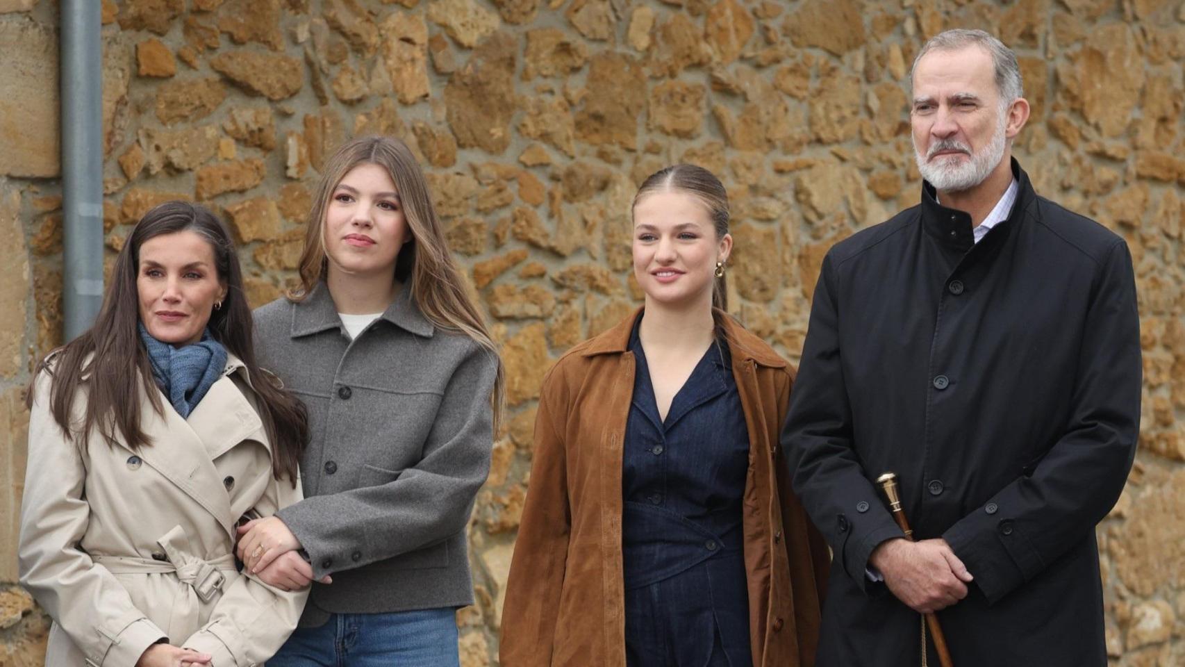 'Selfies' y gestos de cariño: los reyes, Felipe VI y Letizia, junto a sus hijas, visitan por sorpresa la Semana Santa madrileña