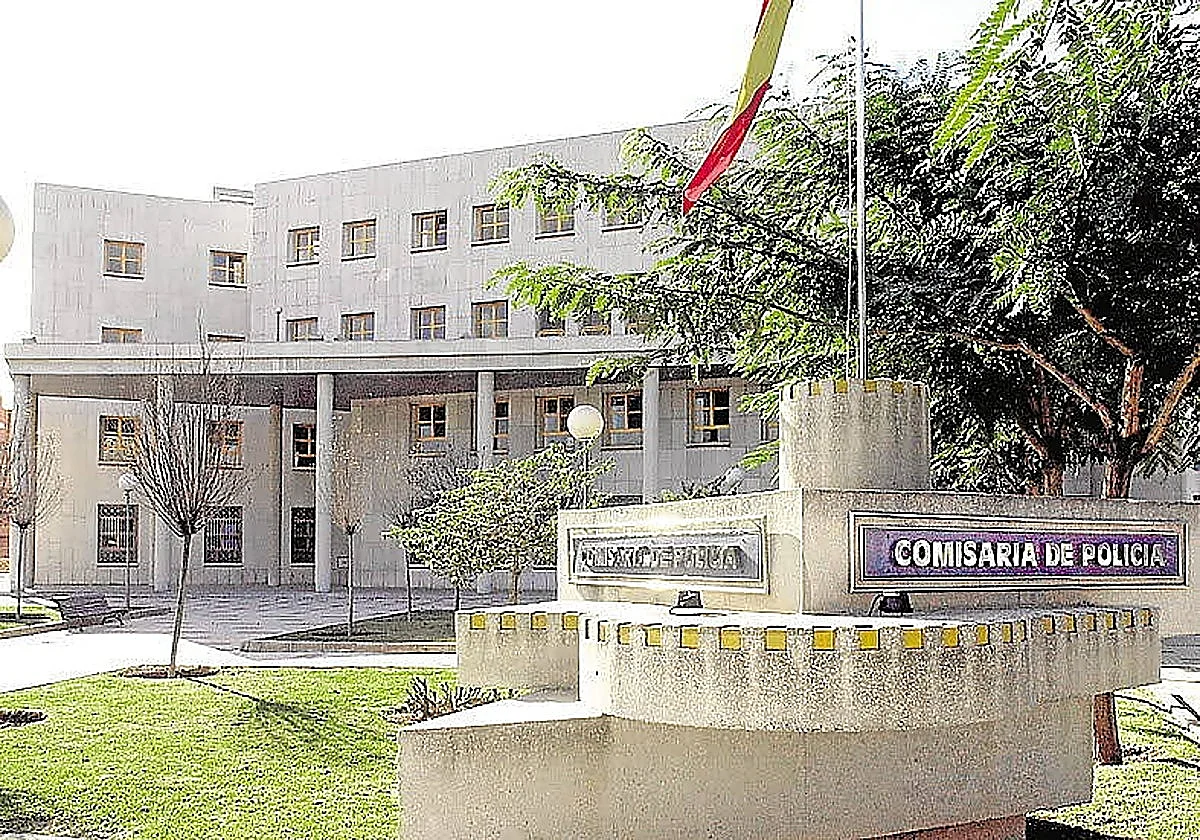 Un hombre y su hijo irrumpen en la comisaría de Málaga mientras gritaban: «¡Nos quieren matar!»