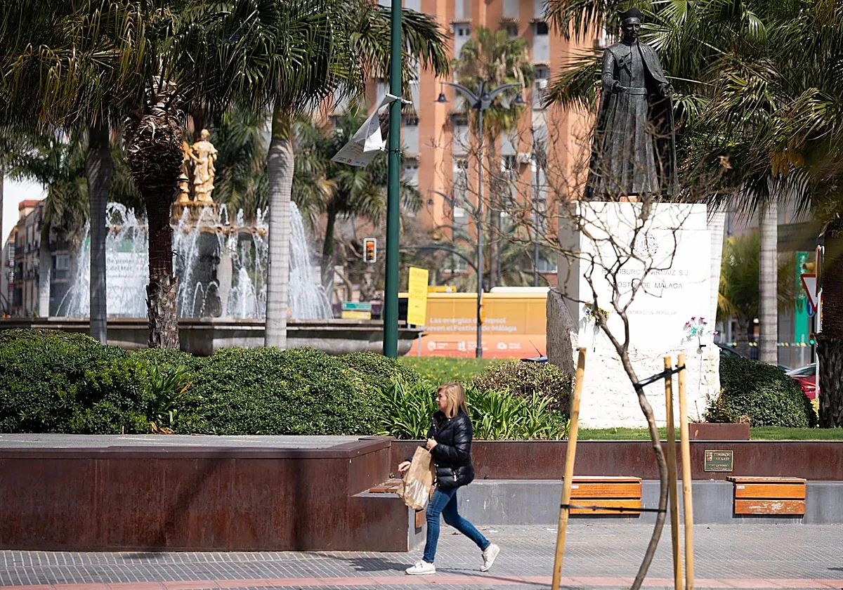 La estatua del padre Arnaiz volverá a su pedestal frente a El Corte Inglés en Málaga