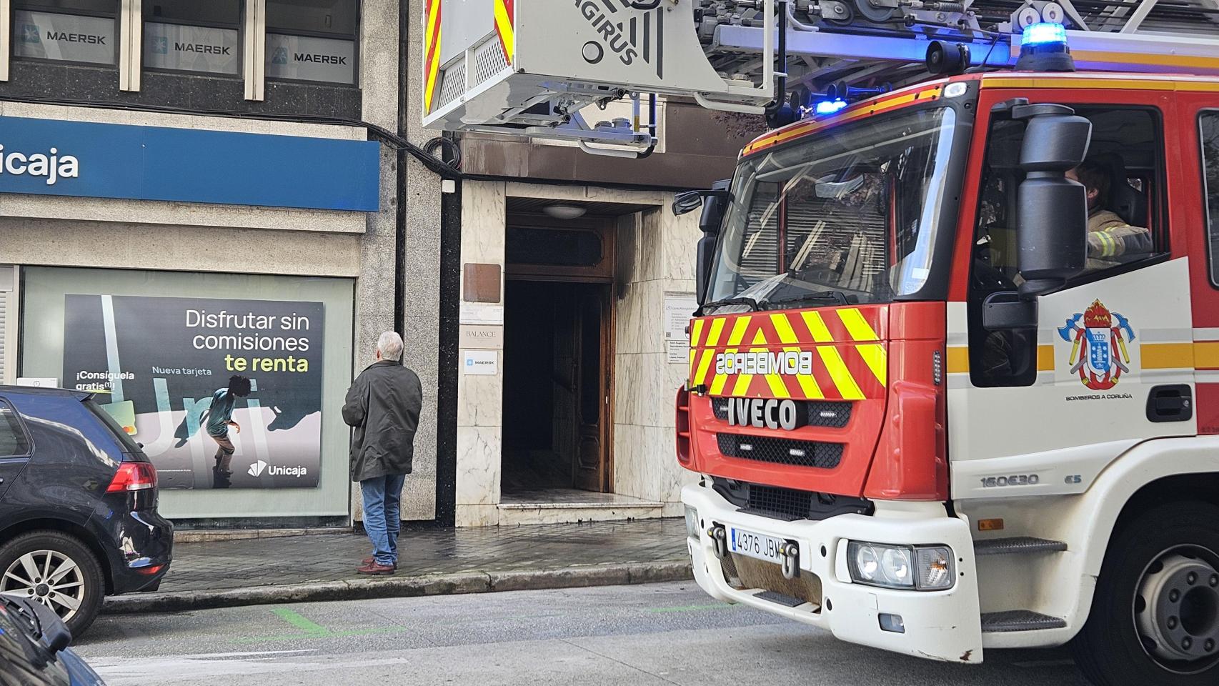 Un incendio en A Coruña confina temporalmente a los vecinos de un edificio junto a la plaza de Ourense