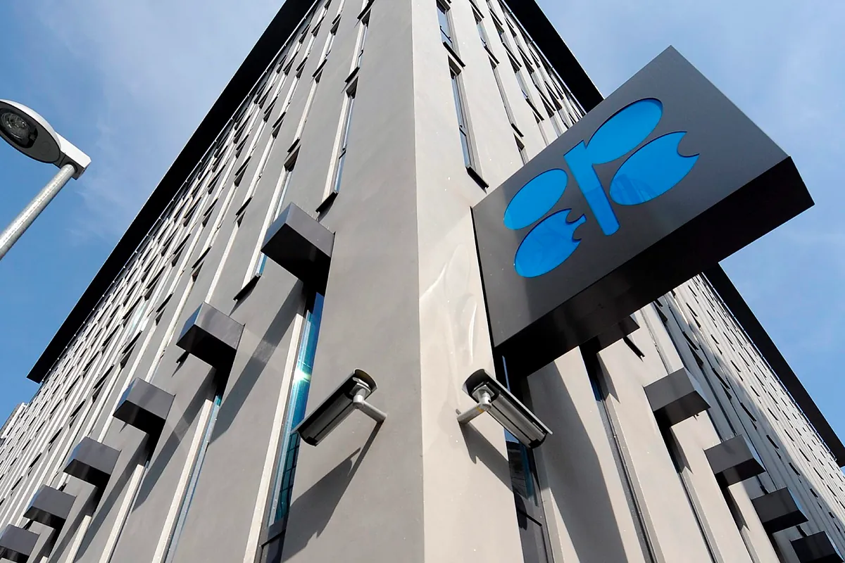 La OPEP+ aprueba un aumento de la oferta de crudo en mayo pese a la guerra