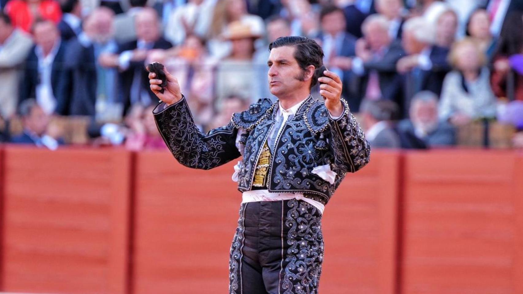 Morante corta dos orejas en su 'resurrección' en Sevilla entre honores al Rey Emérito