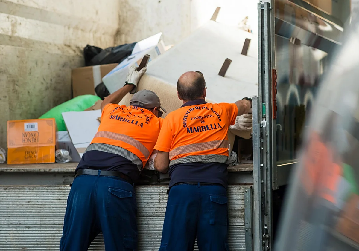 La plantilla municipal de limpieza de Marbella dejará de asumir la recogida de muebles y enseres