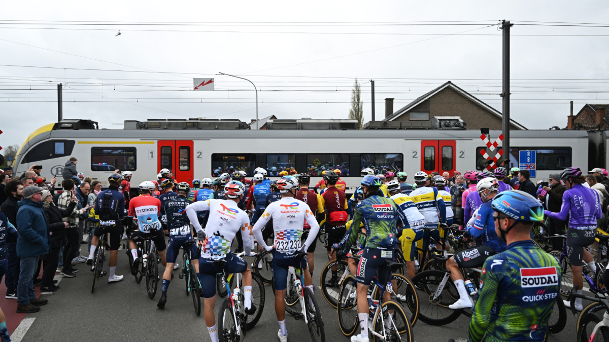 La justicia belga procesa a Pogacar, Evenepoel y al resto de ciclistas que se saltaron el paso a nivel