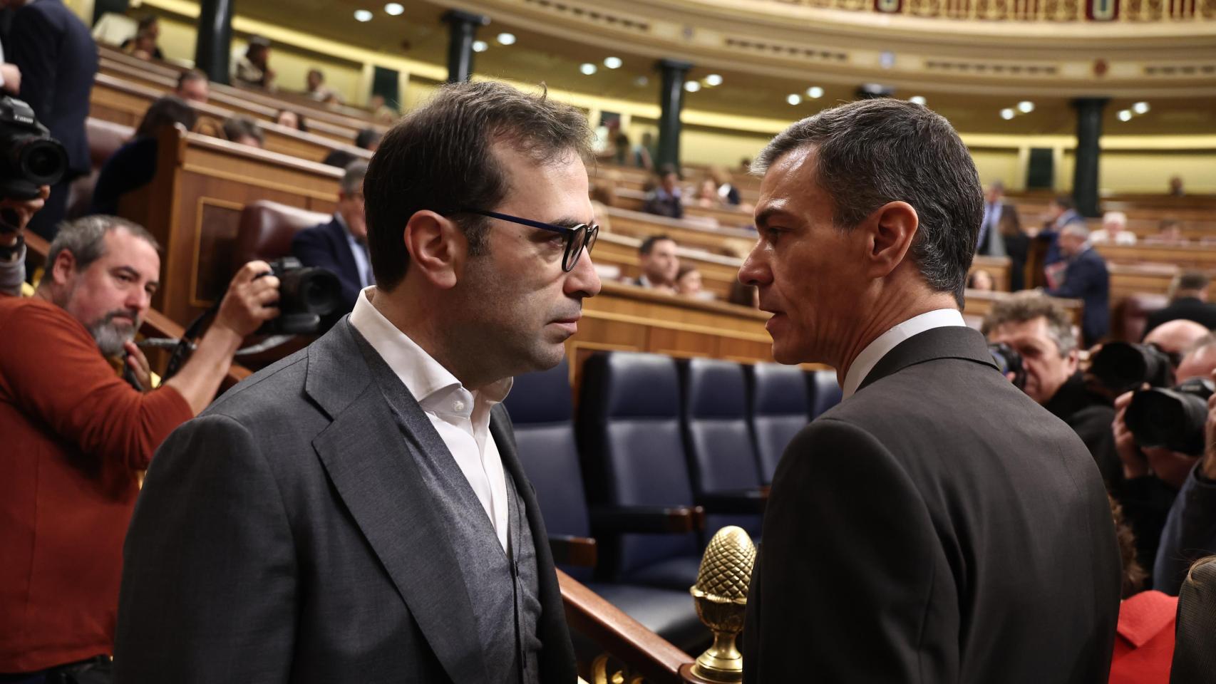 La economía se frena en plena guerra de Irán, pero las empresas temen más las decisiones de Sánchez que el precio del petróleo