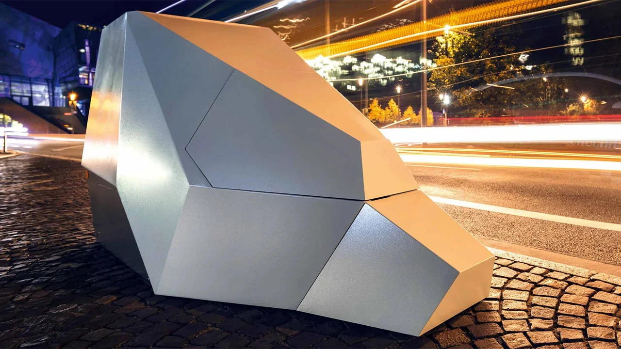 Vandalizan radares y responden con cabinas antibalas: así son los nuevos "radares Cybertruck"