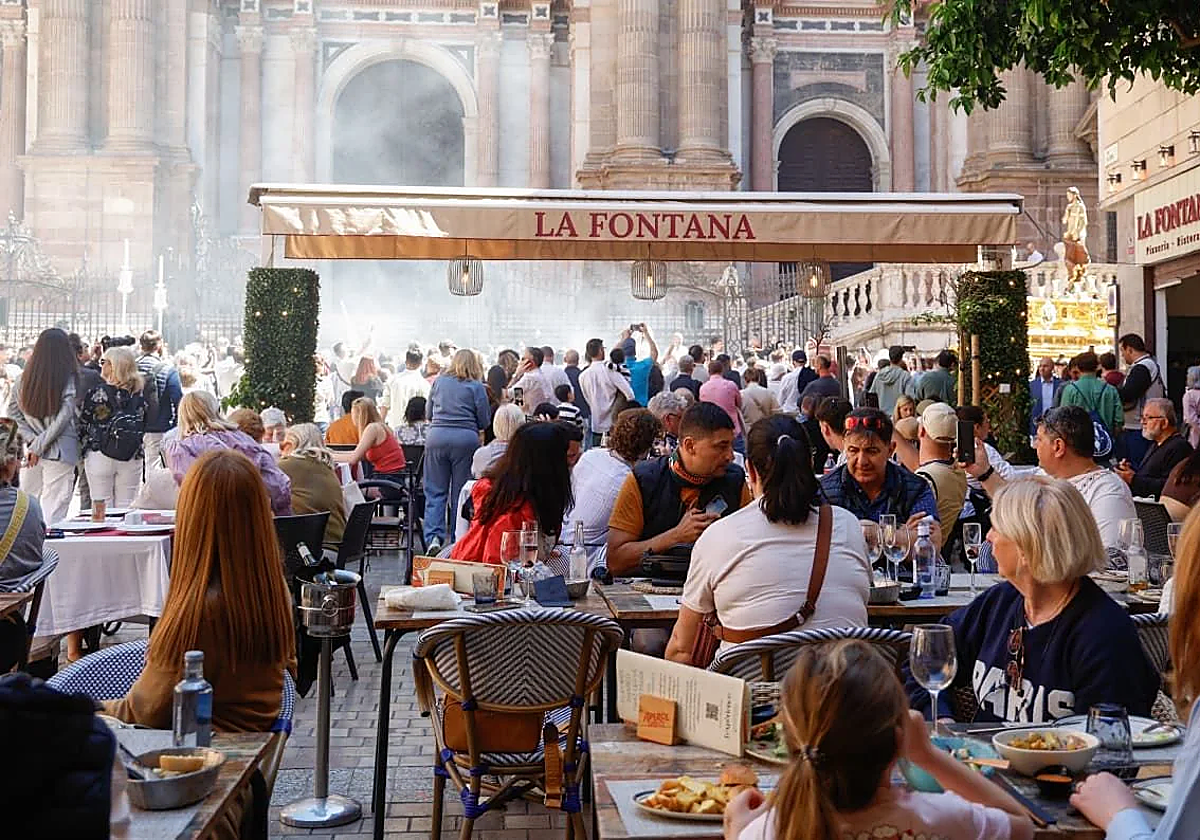 Malaga Holy Week: overcrowded streets and empty restaurants