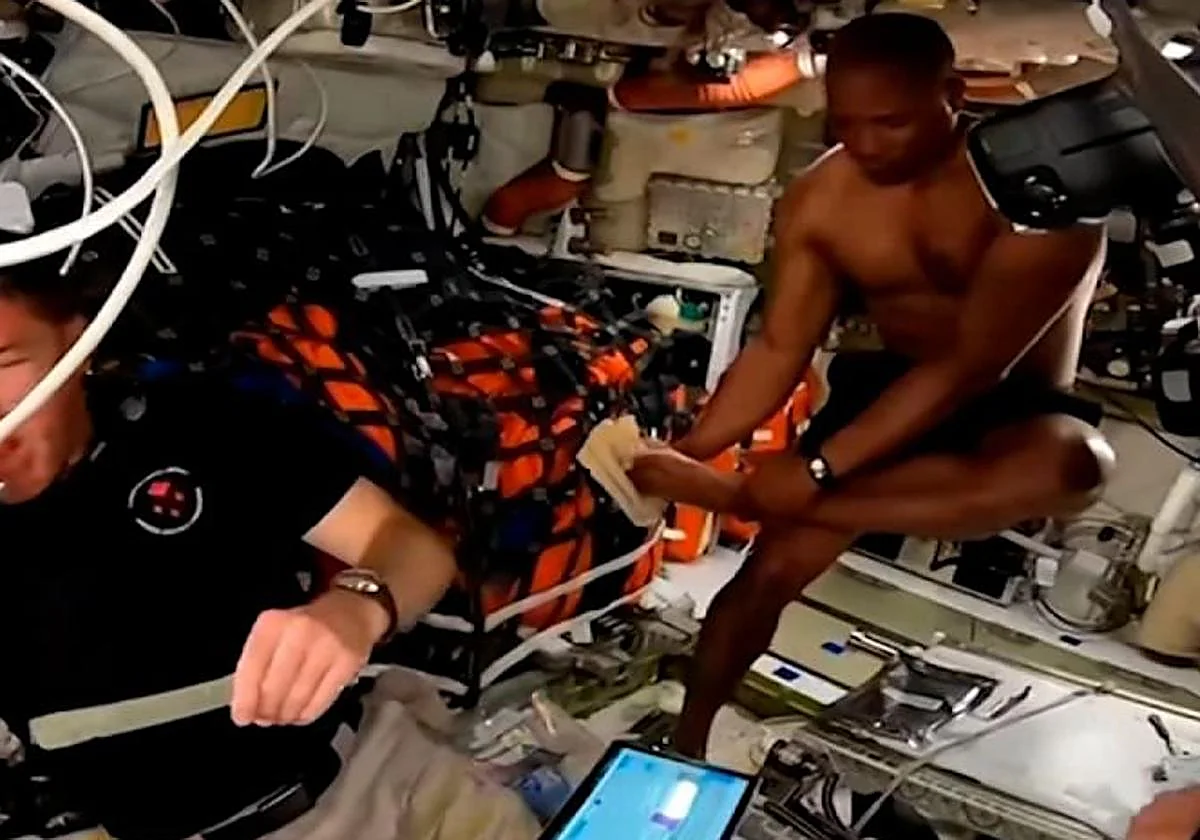 Otra avería en el retrete y la 'ducha' del piloto de la misión a la Luna