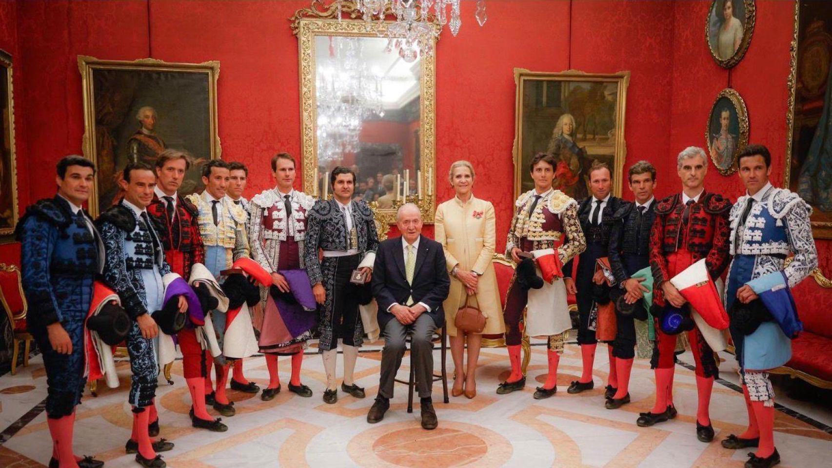 Morante, Roca Rey y los otros 10 apóstoles taurinos de Juan Carlos: la foto del Emérito en el día grande de La Maestranza