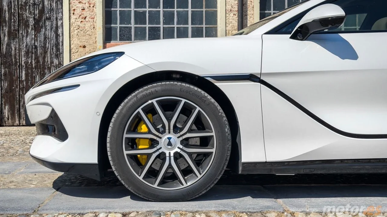 ¿Cargar un coche eléctrico en 5 minutos? BMW dice que BYD no cuenta toda la verdad