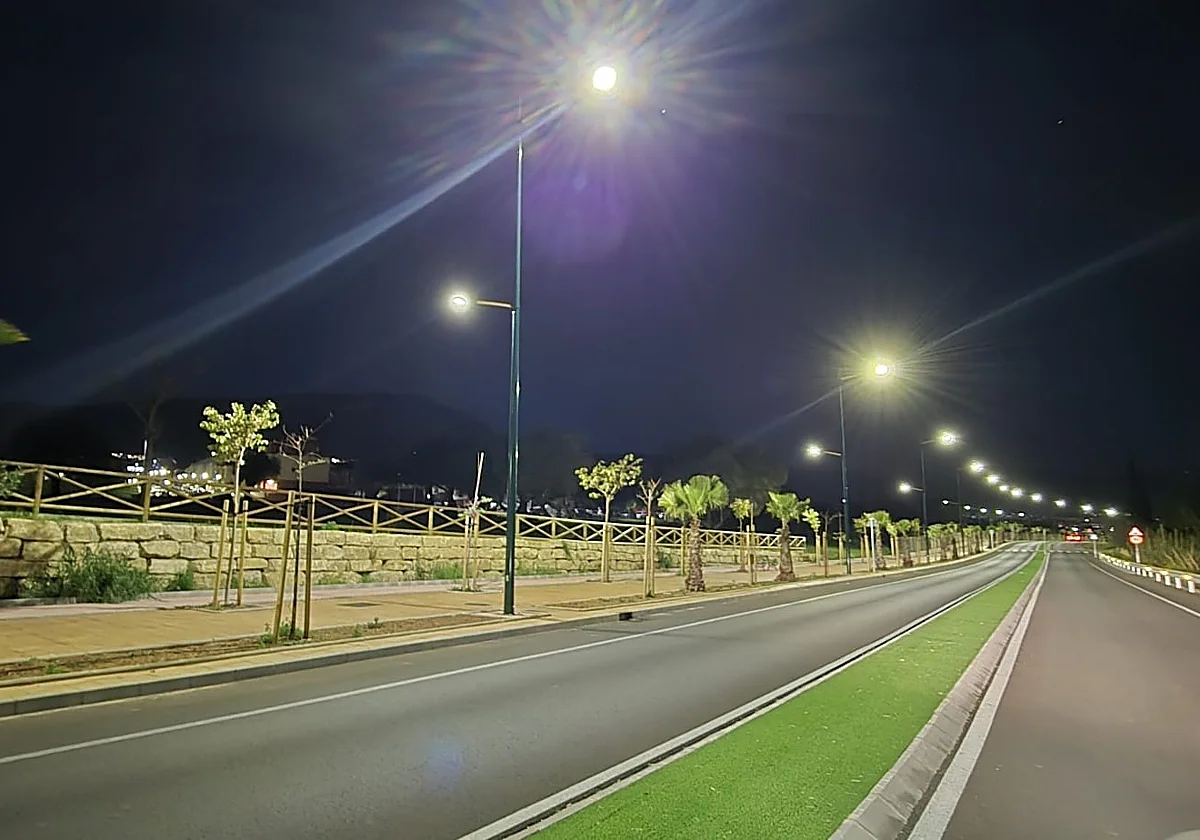 Alhaurín de la Torre mejora la iluminación de la nueva conexión con la A-7