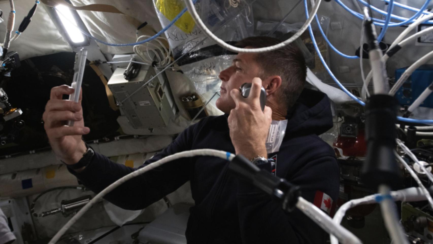 Artemis II sobrevuela la Luna, en directo | Los astronautas de Orion se preparan para ver la cara oculta y superar al Apolo 13