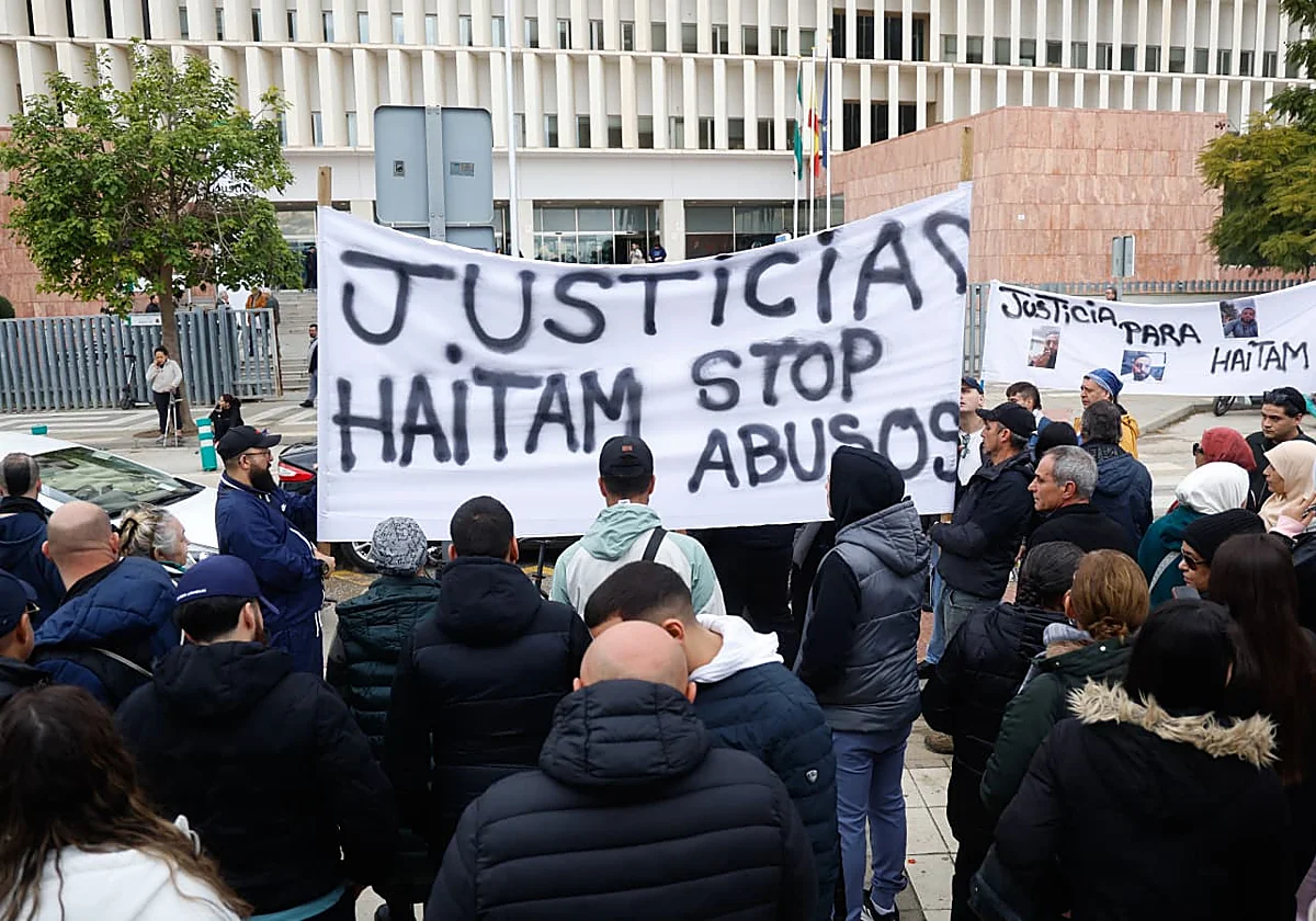 Concentración a las puertas de los juzgados de Málaga por la muerte de Haitam tras ser reducido por la policía con dos pistolas táser