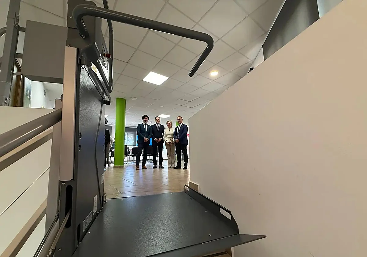 New stairlift platform boosts accessibility at cancer association headquarters in Benalmádena